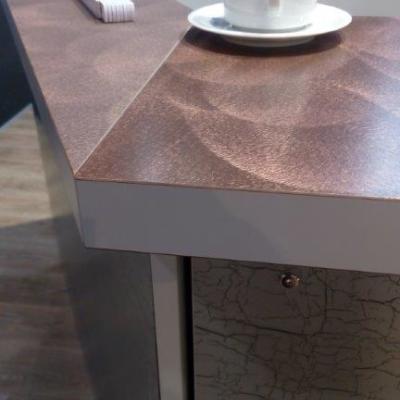 Nový povrch SRM (Scratch-Resistant Matt) - povrch odolný proti poškrábání.